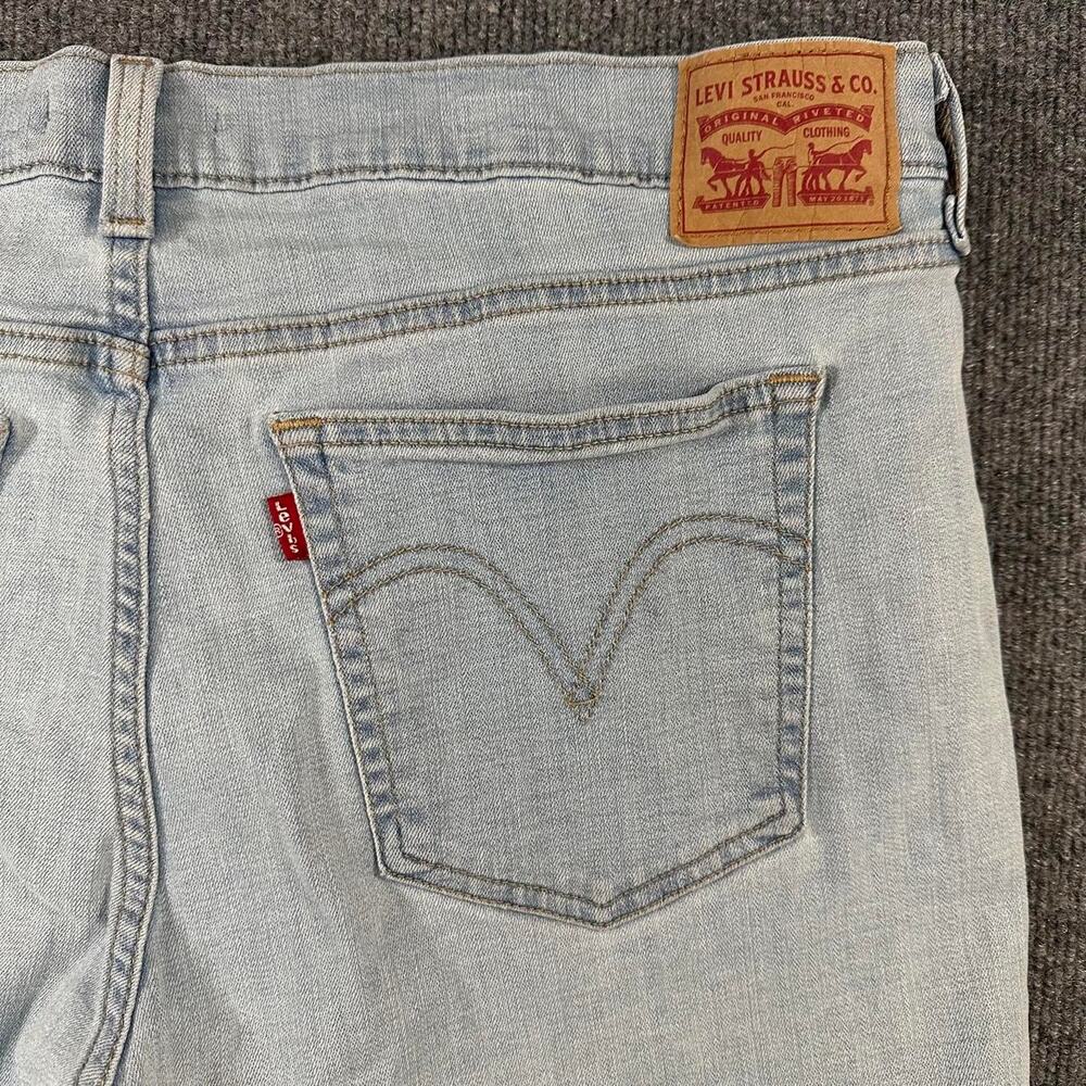 Levi’s women’s Mid Rise Boyfriend Jeans Light Wash Loose Fit Tapered Denim 33 - Picture 7 of 8